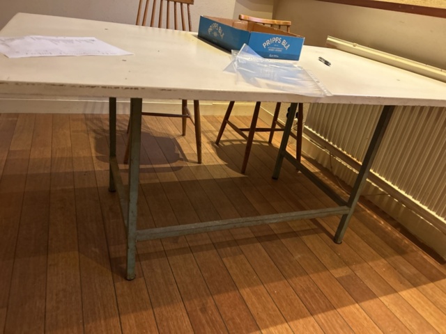 1423662-15 Diverse möbler och köksinventarier i rummet