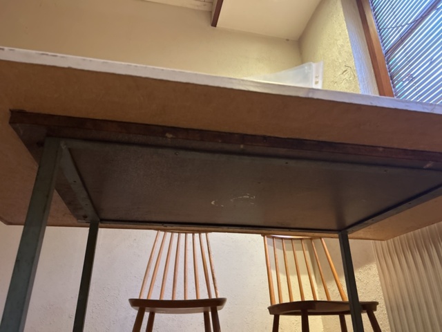 1423662-16 Diverse möbler och köksinventarier i rummet