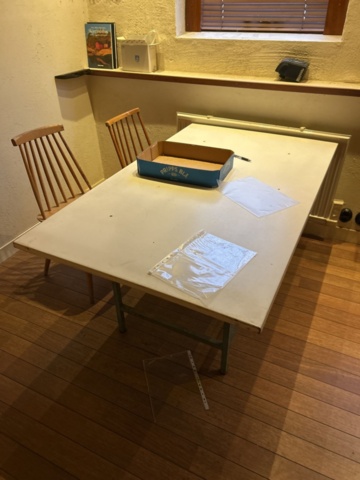 1423662-19 Diverse möbler och köksinventarier i rummet