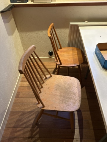 1423662-20 Diverse möbler och köksinventarier i rummet