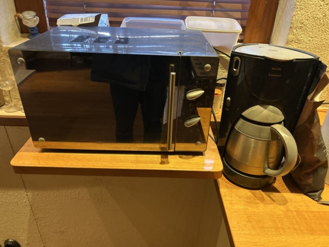 1423662-21 Diverse möbler och köksinventarier i rummet