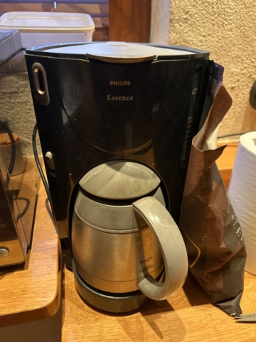 1423662-22 Diverse möbler och köksinventarier i rummet