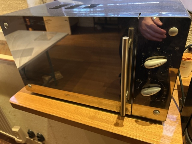 1423662-23 Diverse möbler och köksinventarier i rummet