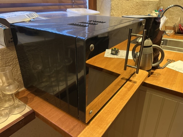 1423662-24 Diverse möbler och köksinventarier i rummet