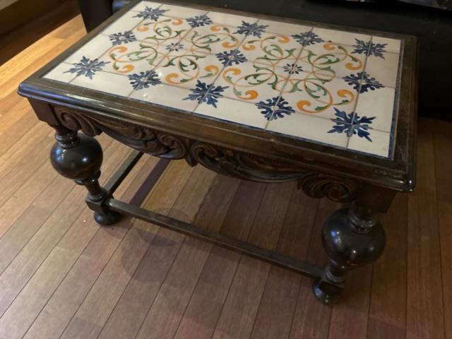 1423662-25 Diverse möbler och köksinventarier i rummet