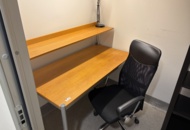 1372715 Skrivbord med överhylla och kontorsstol