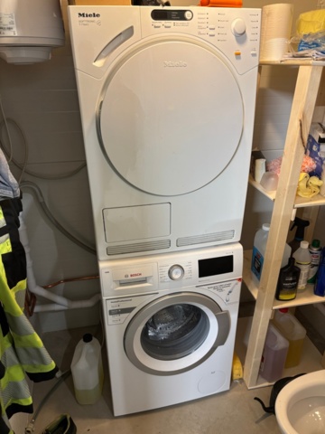 1372692-1 Tvättmaskin och torktumlare - Bosch WAT286M8SN och Miele T7744C