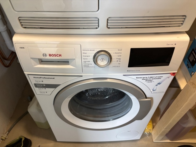 1372692-2 Tvättmaskin och torktumlare - Bosch WAT286M8SN och Miele T7744C