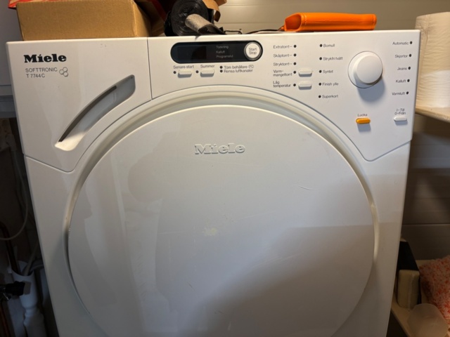 1372692-4 Tvättmaskin och torktumlare - Bosch WAT286M8SN och Miele T7744C