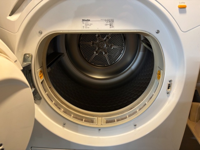 1372692-5 Tvättmaskin och torktumlare - Bosch WAT286M8SN och Miele T7744C