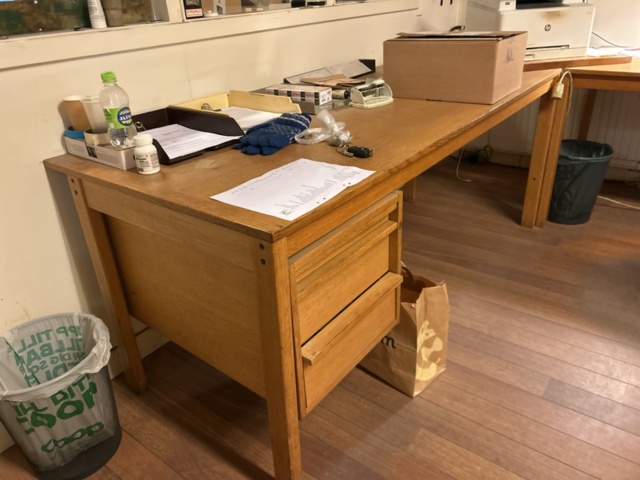 1423661-7 Större samling med diverse kontorsmöbler