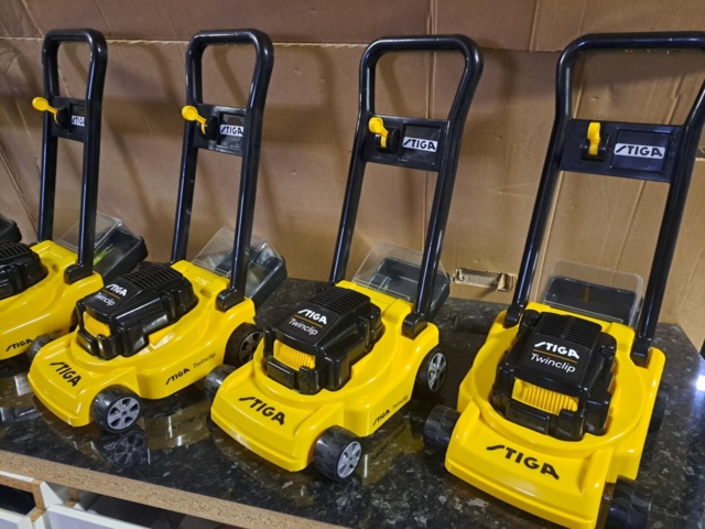 1272088-3 Leksaksgräsklippare Stiga