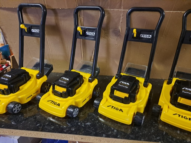 1272088-4 Leksaksgräsklippare Stiga