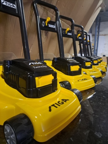 1272088-2 Leksaksgräsklippare Stiga