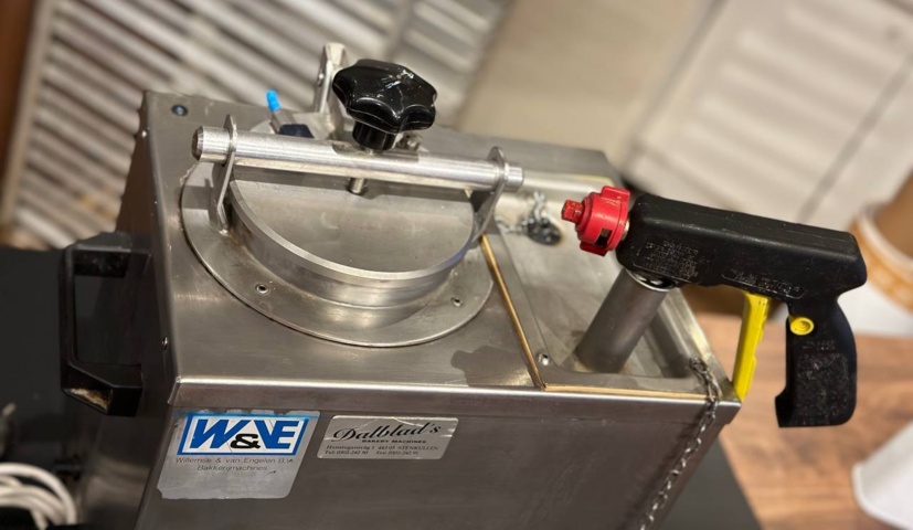 1396258-4 Automatic gel machine with gun - W&E