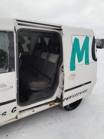 1401046-68 Volkswagen Caddy 1.6 TDI DPF DSG -2011