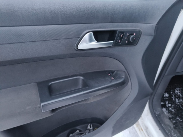 1401046-79 Volkswagen Caddy 1.6 TDI DPF DSG -2011