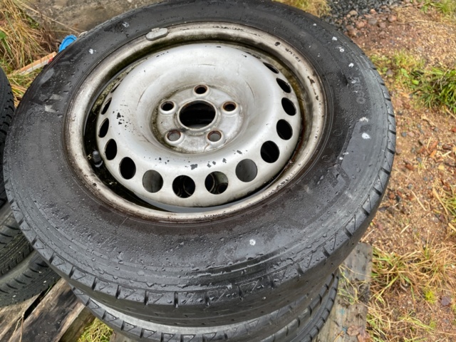 1454189-1 Däck på fälg