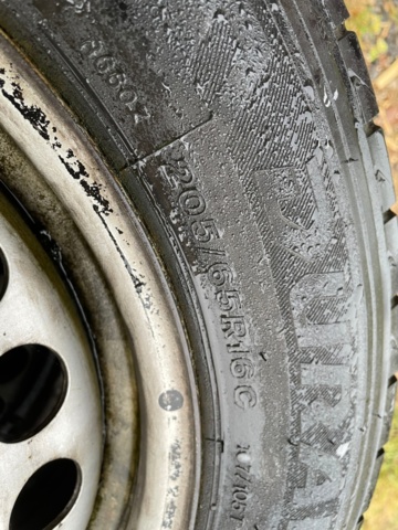 1454189-2 Däck på fälg