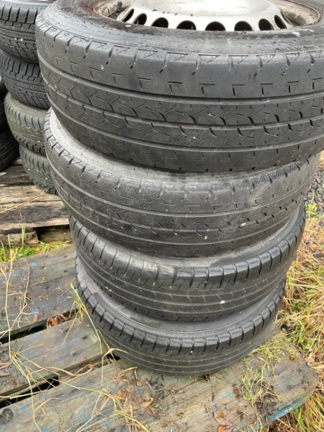 1454189-3 Däck på fälg