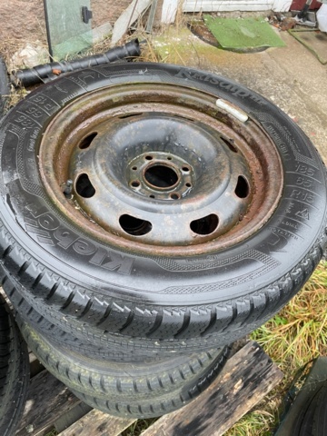 1454189-4 Däck på fälg