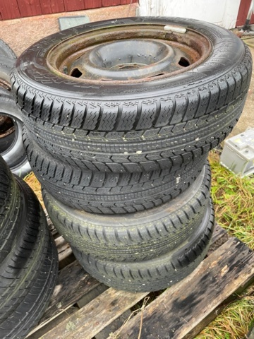 1454189-5 Däck på fälg