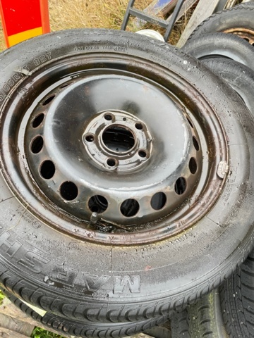 1454189-6 Däck på fälg