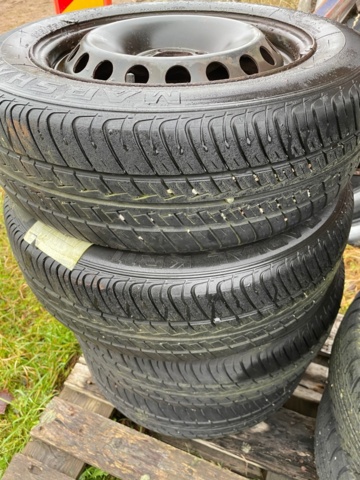 1454189-7 Däck på fälg