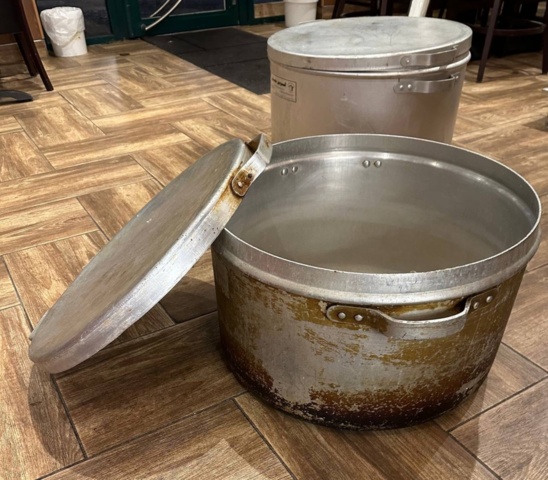 1396262-2 Stora grytor 2 st med lock och silinsatser