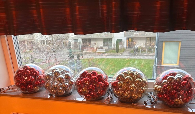 1396266-1 Dekorationsbelysning med julgranskulor - 4 st glasbollar med LED-lampor