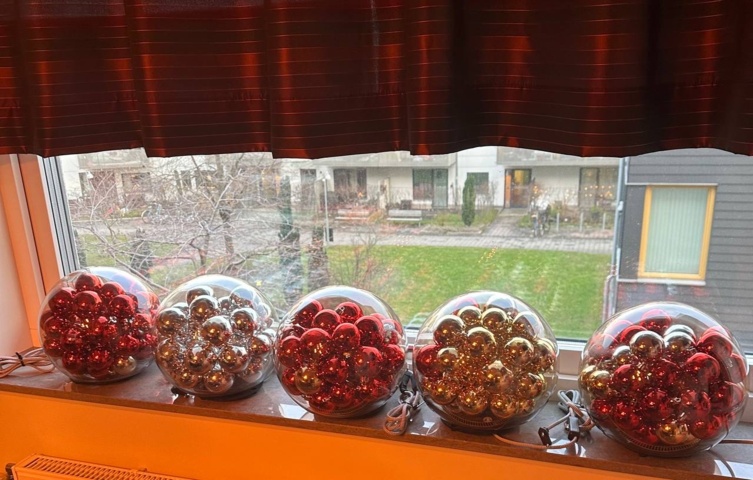 1396266-2 Dekorationsbelysning med julgranskulor - 4 st glasbollar med LED-lampor