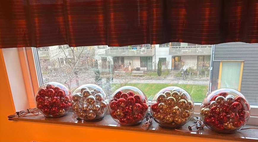 1396266-3 Dekorationsbelysning med julgranskulor - 4 st glasbollar med LED-lampor