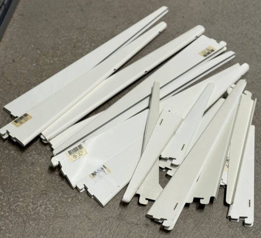 1396271-3 Komplett vägghängt hyllsystem