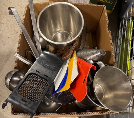 1396274-3 Samling med diverse köksutrustning