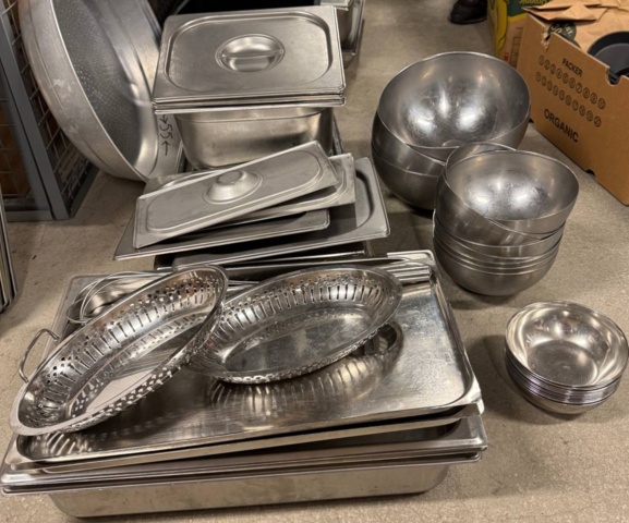 1396274-5 Samling med diverse köksutrustning