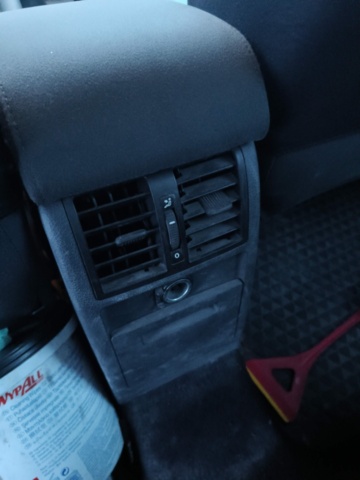 1401047-58 Volkswagen Caddy 1.6 TDI -2011