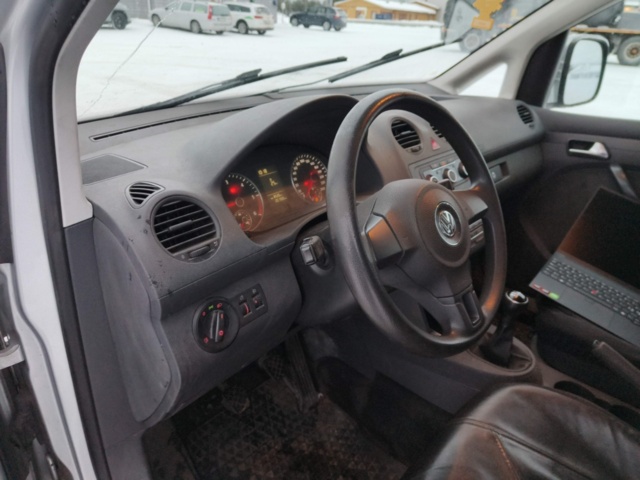 1401047-63 Volkswagen Caddy 1.6 TDI -2011