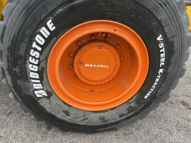 1423685-26 Hjullastare med tillbehör - Volvo BM