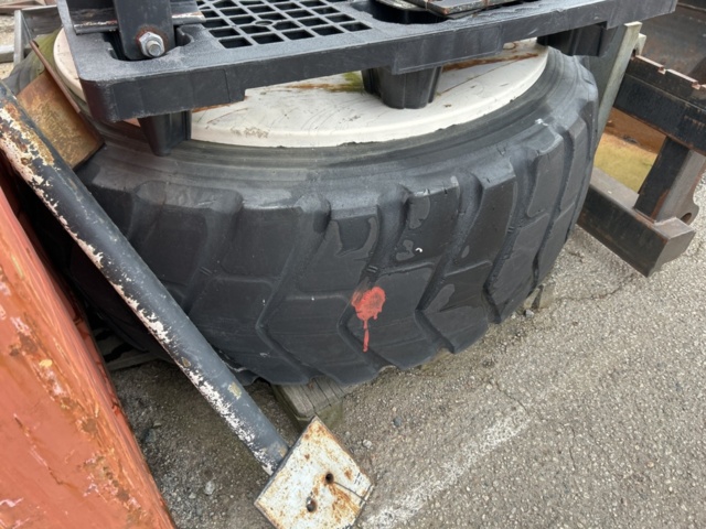 1423685-81 Hjullastare med tillbehör - Volvo BM