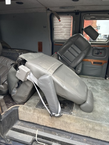 1423688-56 Chevrolet Express H1500 Conversion Van 5.3 V8 AWD Hydra-Matic -2004 (Reparationsobjekt)