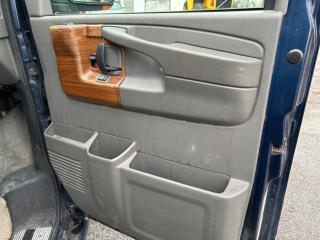 1423688-21 Chevrolet Express H1500 Conversion Van 5.3 V8 AWD Hydra-Matic -2004 (Reparationsobjekt)