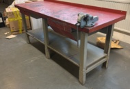 1454546 Arbetsbänk med skruvstycke