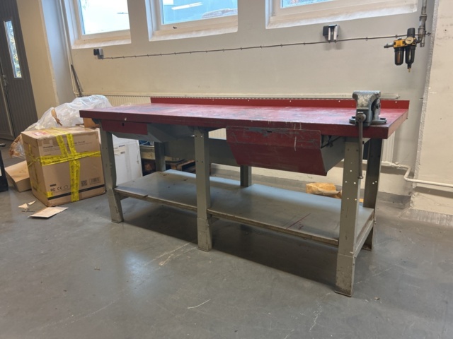 1454546-7 Arbetsbänk med skruvstycke