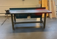 1454547 Arbetsbänk med skruvstycke