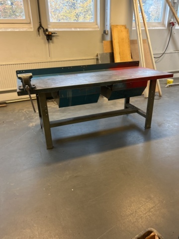 1454547-2 Arbetsbänk med skruvstycke