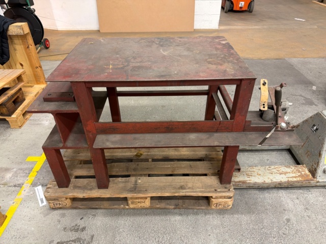 1443594-1 Arbetsbord i massivt stål