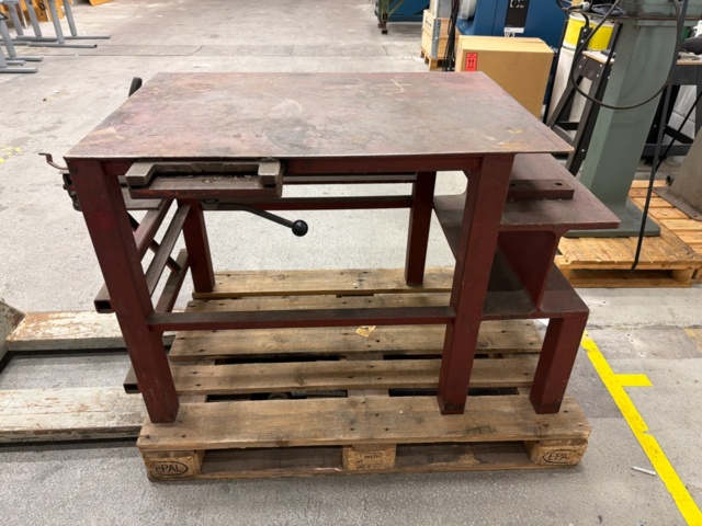 1443594-3 Arbetsbord i massivt stål