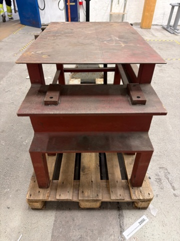 1443594-4 Arbetsbord i massivt stål