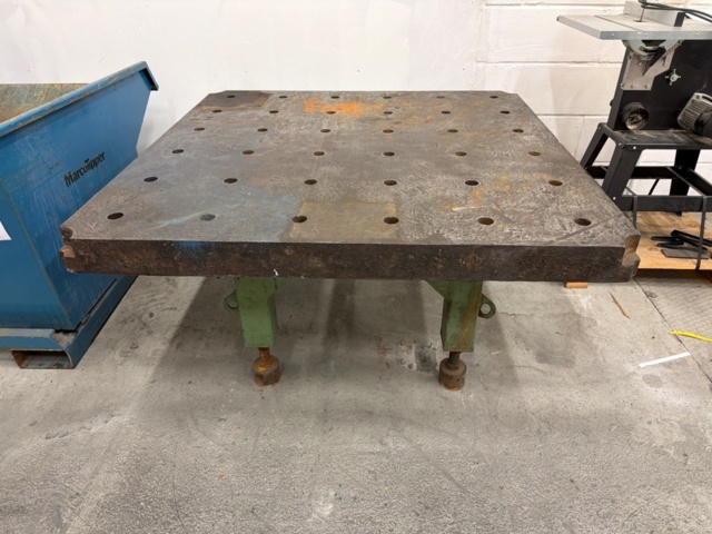 1454699-1 Svetsbord, höj och sänkbart i massivt stål, 150x150 cm