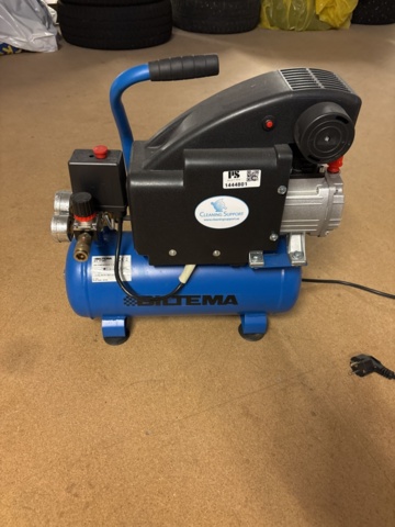1444801-4 Biltema Air Compressor 11-8 – Luftkompressor med slang och blåspistol